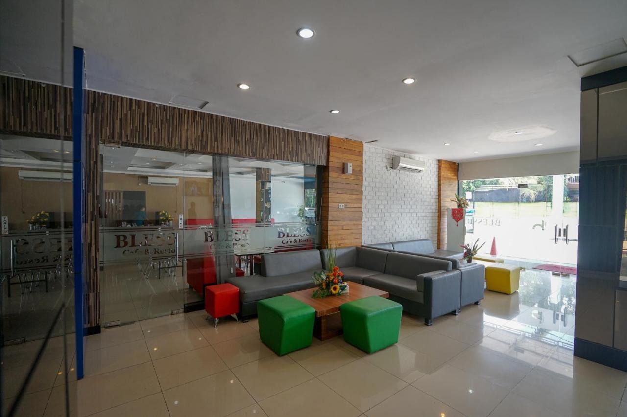 פאלמבאנג Oyo 575 Blessing Hotel מראה חיצוני תמונה